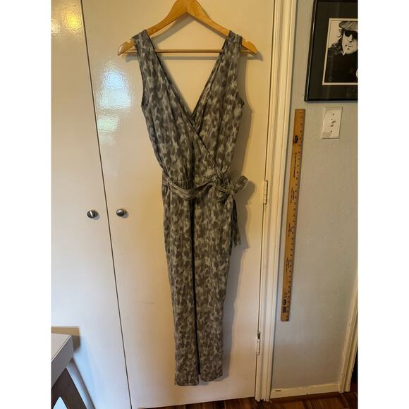 Cloth and Stone Gray Leopard Cheetah V-neck Jumpsuit Tank Small Pockets - Picture 1 of 7
